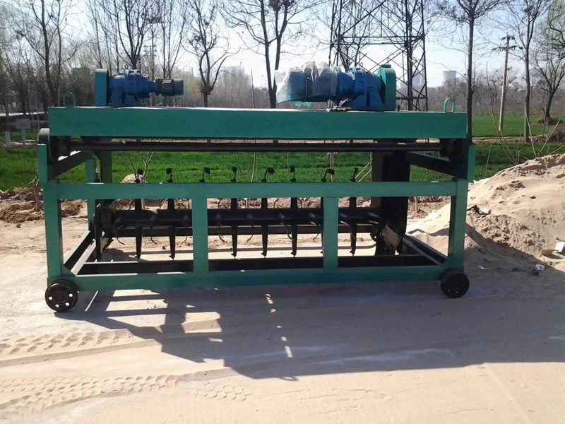 粪肥翻堆机